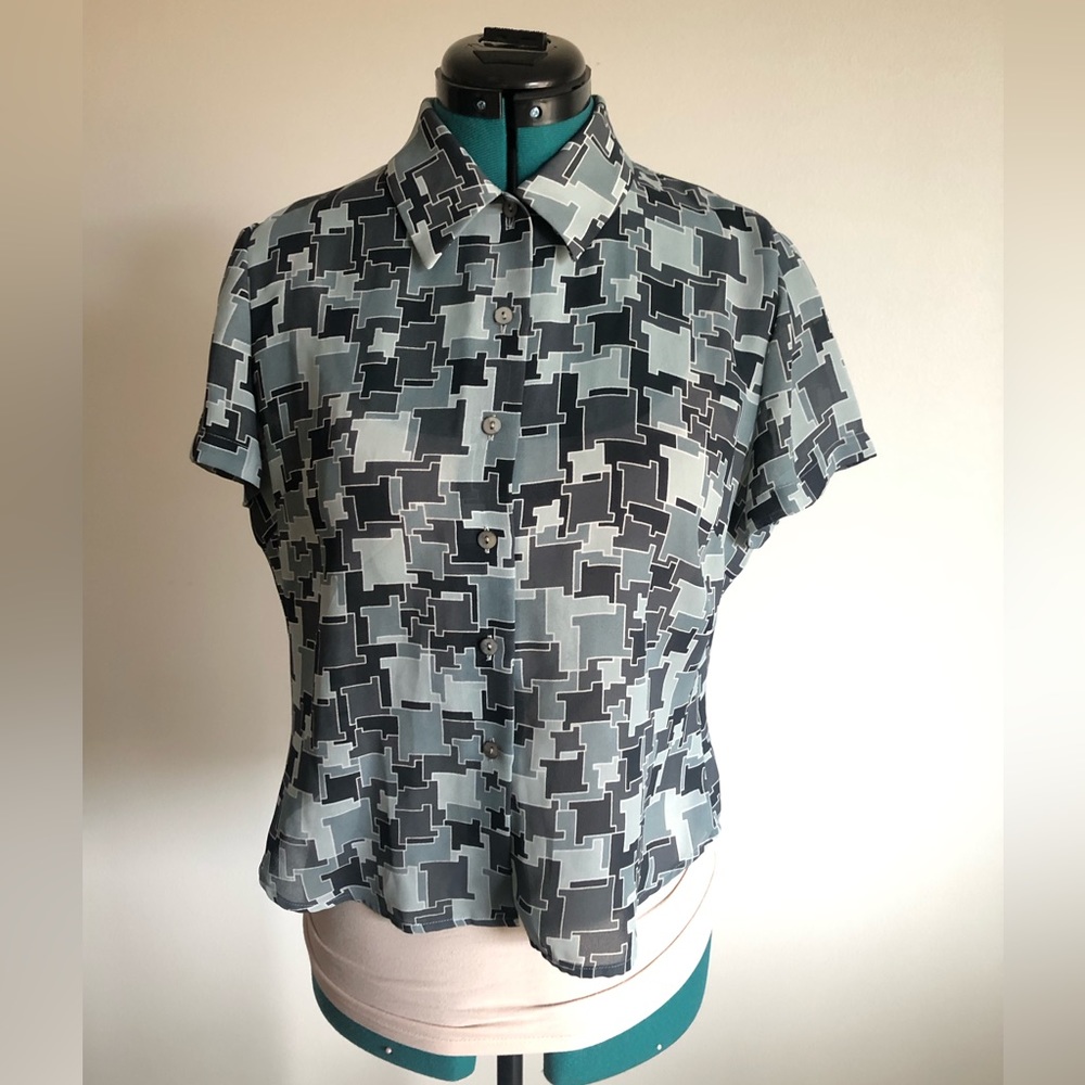 Jones Wear Women’s Size 12 (Medium) Sheer Buttoned Crop Top